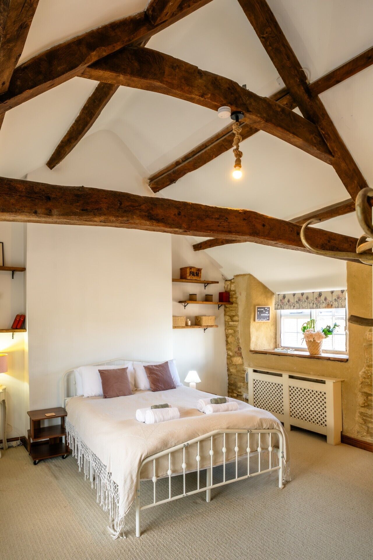 Desk, iron/ironing board, WiFi, bed sheets