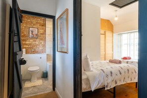 Desk, iron/ironing board, WiFi, bed sheets
