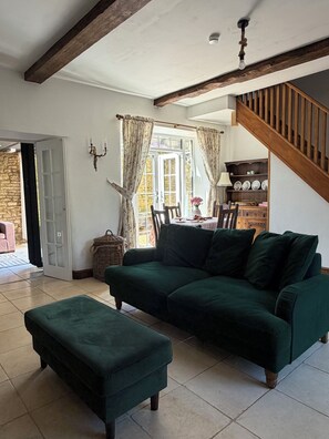 Living area - Charming 2 BD Cottage in Chipping Norton (Chipping Norton)