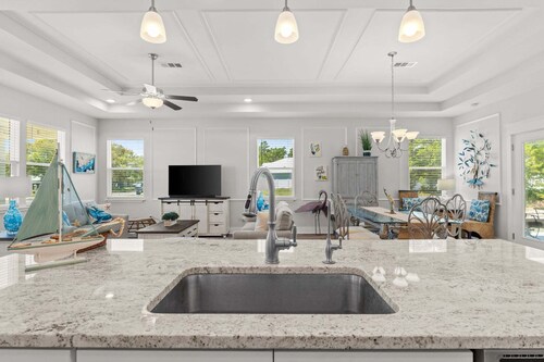 St. George Sound Home Pool, Game Room, Fire Pit, Steps to Water – Forgotten Coast Escape