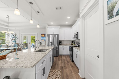St. George Sound Home Pool, Game Room, Fire Pit, Steps to Water – Forgotten Coast Escape