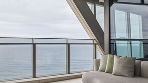 Smart TV, books - Jewel Sub-Penthouse, Surfers Paradise (Surfers Paradise)