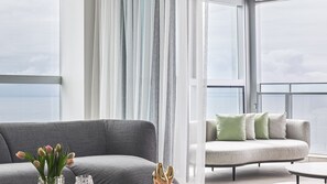 Smart TV, books - Jewel Sub-Penthouse, Surfers Paradise (Surfers Paradise)