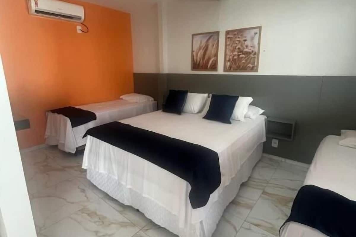 Habitación cuádruple superior, balcón | Escritorio y wifi gratis