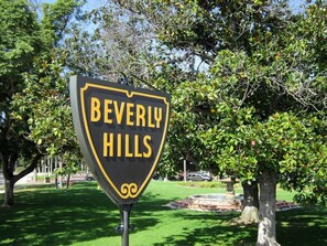 Ein Schild für Beverly Hills in Schutzschildform mit gelber Schrift.