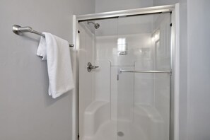 Shower, hair dryer, towels - Steps to Beach | Walk to Pier, Restaurants & Nightlife | Near Downtown & Amphitheatre (St. Augustine)