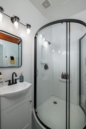 Shower, hair dryer, towels - New! Riverfront Yellowstone Retreat | Hot Tub & Sauna (Livingston)