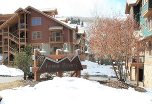 A wooden sign with 'Town Point' and '1000' indicating the address. - KBM Resorts | Town Pointe | Spacious 1 level, Walk to Main and Town Lift, Private Hot Tub, Parking, Elevator Access, A/C! TPC-102c (Park City)