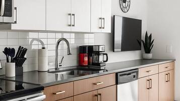 Coffee/tea maker, fridge, microwave, oven