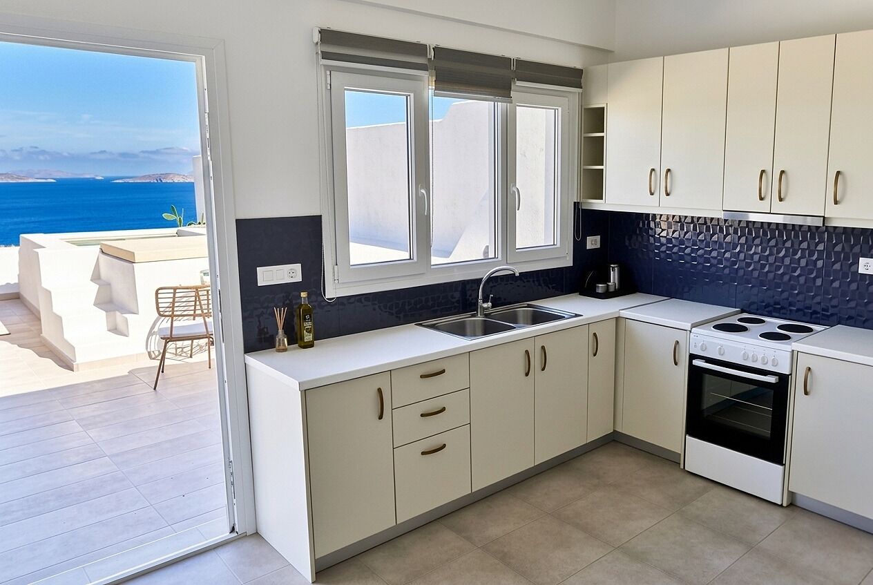 Suite Luxury, vista mare | Cucina privata | Piano cottura, pentole/stoviglie/utensili