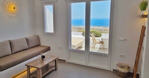 Luxury Suite, Sea View | Living area - Martynou View  (Santorini)