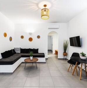 Luxury Suite, Sea View | Living area - Martynou View  (Santorini)