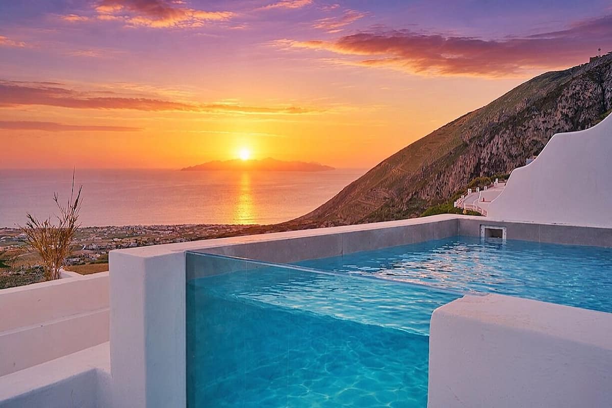 Une piscine à l’eau d’un bleu cristallin, une vue sur le coucher du soleil et un paysage montagneux en toile de fond.