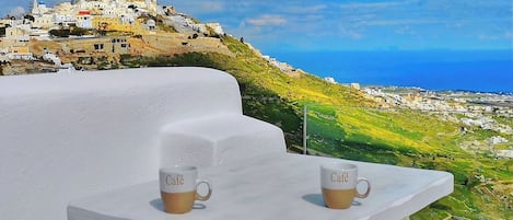 Deluxe Suite, Sea View | Soundproofing, iron/ironing board, free WiFi