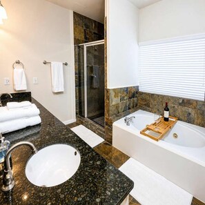 Shower, shampoo - FIFA Galleria Loft | 3BR | Near Downtown (Houston)