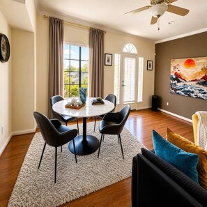 Dining - FIFA Galleria Loft | 3BR | Near Downtown (Houston)