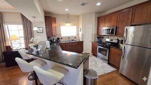 Fridge, microwave, oven, stovetop - FIFA Galleria Loft | 3BR | Near Downtown (Houston)