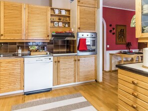 Kühlschrank, Mikrowelle, Geschirrspüler, Kochgeschirr/Geschirr/Besteck