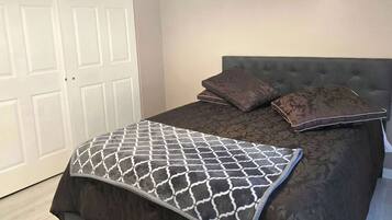 3 bedrooms, desk, iron/ironing board, WiFi