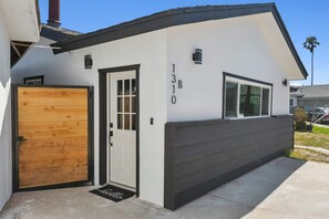 Exterior detail - 
Luxury apartment in SD~7 min from the beach! (San Diego)