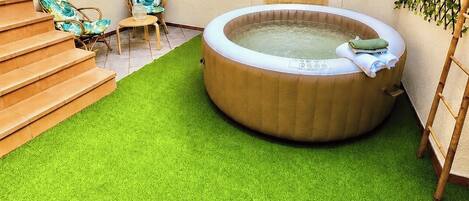 Outdoor spa tub