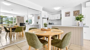 Dining - Vista Verde Coastal Escape Surfers Paradise (Surfers Paradise)