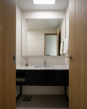 Camera familiare con 2 letti singoli, vista mare | Bagno | Doccia, asciugacapelli, asciugamani, sapone