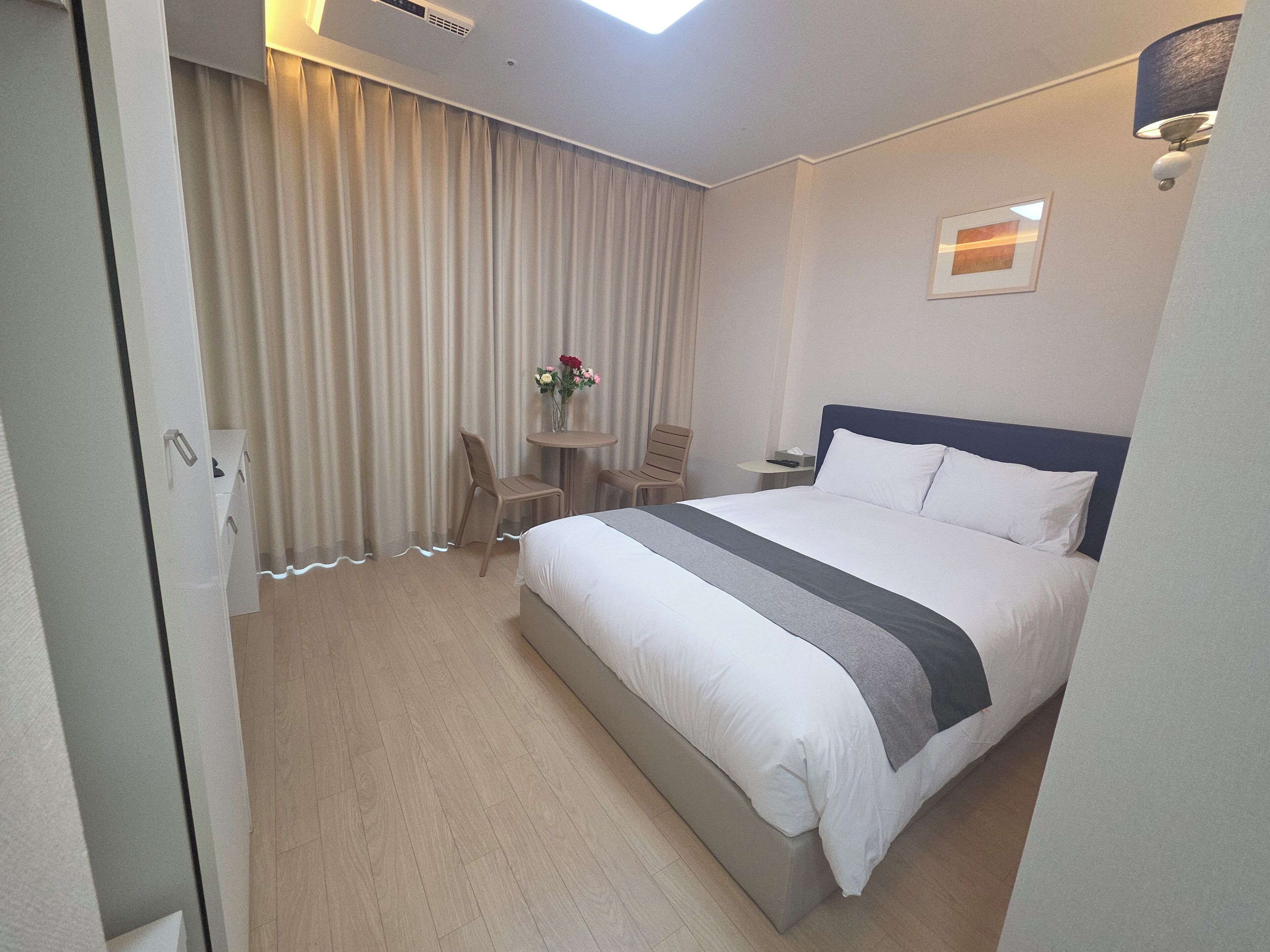 Habitación doble superior, vistas parciales al mar | Espacio para trabajar con un portátil y wifi gratis