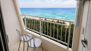 A balcony with a view of the ocean, two chairs, and a metal railing. - Gangneung Top Ocean (Gangneung)