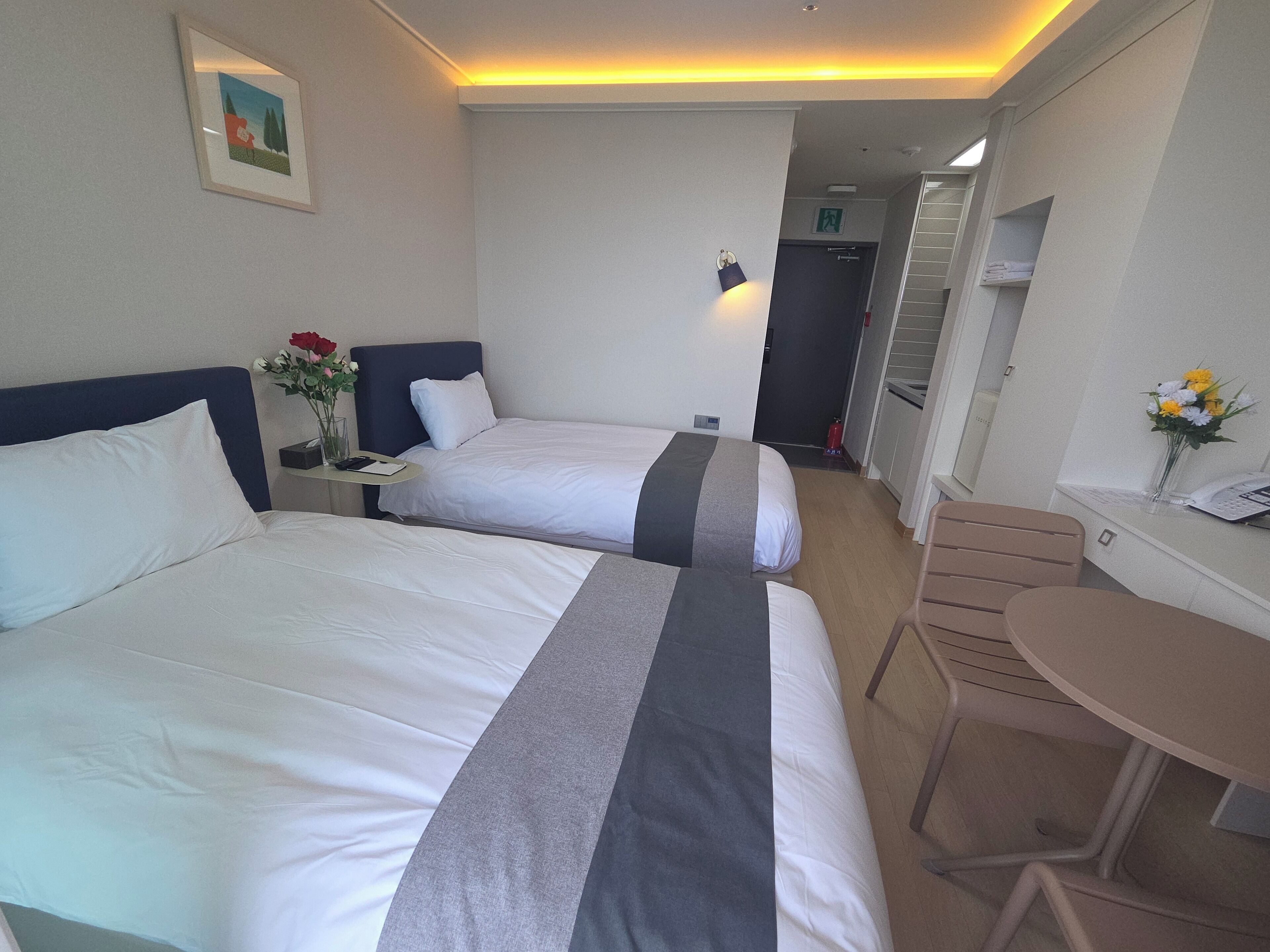Habitación Deluxe con 2 camas individuales, vistas al mar | Espacio para trabajar con un portátil y wifi gratis