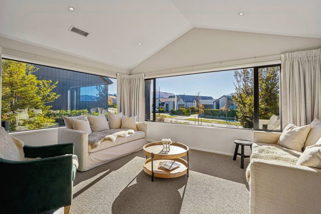 Whare Toi | Designer Stay With Mountain Views - Wanaka