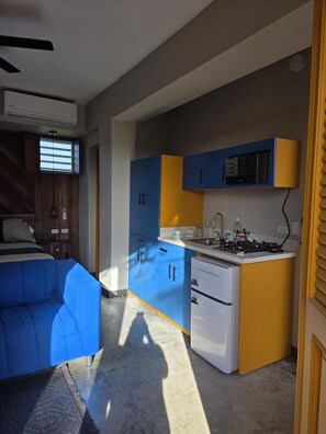 Family Room, 1 King Bed with Sofa bed, Balcony, Courtyard View | Private kitchen | Mini-fridge, microwave, cookware/dishes/utensils