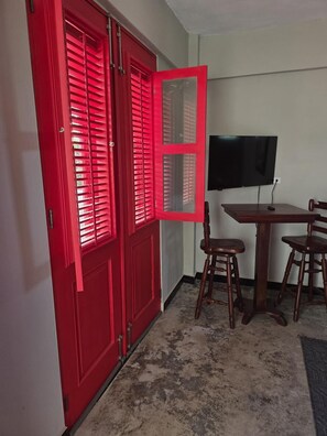 Escritorio, espacio para trabajar con laptop y wifi gratis 