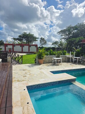 Piscina externa, guarda-sóis, espreguiçadeiras