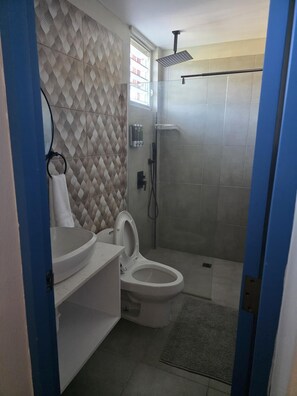 Quarto família, sacada, vista para o pátio | Banheiro | Chuveiro, toalhas de banho, sabonete, shampoo