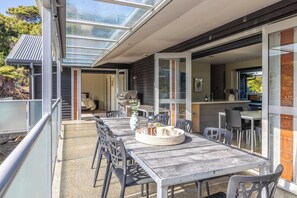 Outdoor dining - Double Bays – Four Bedroom Island Retreat (Waiheke Island)