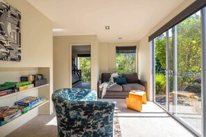 Games room - Double Bays – Four Bedroom Island Retreat (Waiheke Island)