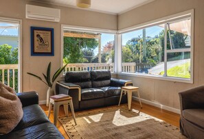 TV, stereo - Tui Views Onetangi Batch (Waiheke Island)