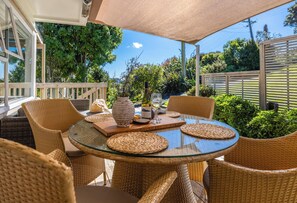 Outdoor dining - Tui Views Onetangi Batch (Waiheke Island)