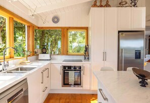 Fridge, oven, stovetop, dishwasher - The Black Cottage at Putiki Bay (Waiheke Island)
