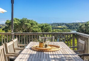 Outdoor dining - The Black Cottage at Putiki Bay (Waiheke Island)