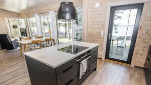 冷蔵庫、電子レンジ、食器洗い機、調理器具と食器