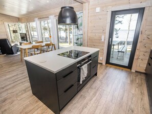 Refrigerador, microondas, lavavajillas y utensilios de cocina 