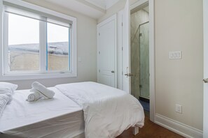 Room - Spacious Luxury Home Walk to Bluffer's Park (Toronto)