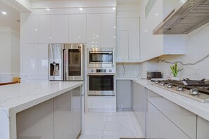 Private kitchen - Spacious Luxury Home Walk to Bluffer's Park (Toronto)