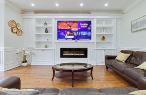 Living area - Spacious Luxury Home Walk to Bluffer's Park (Toronto)