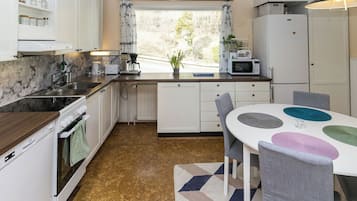 Fridge, microwave, dishwasher, cookware/dishes/utensils