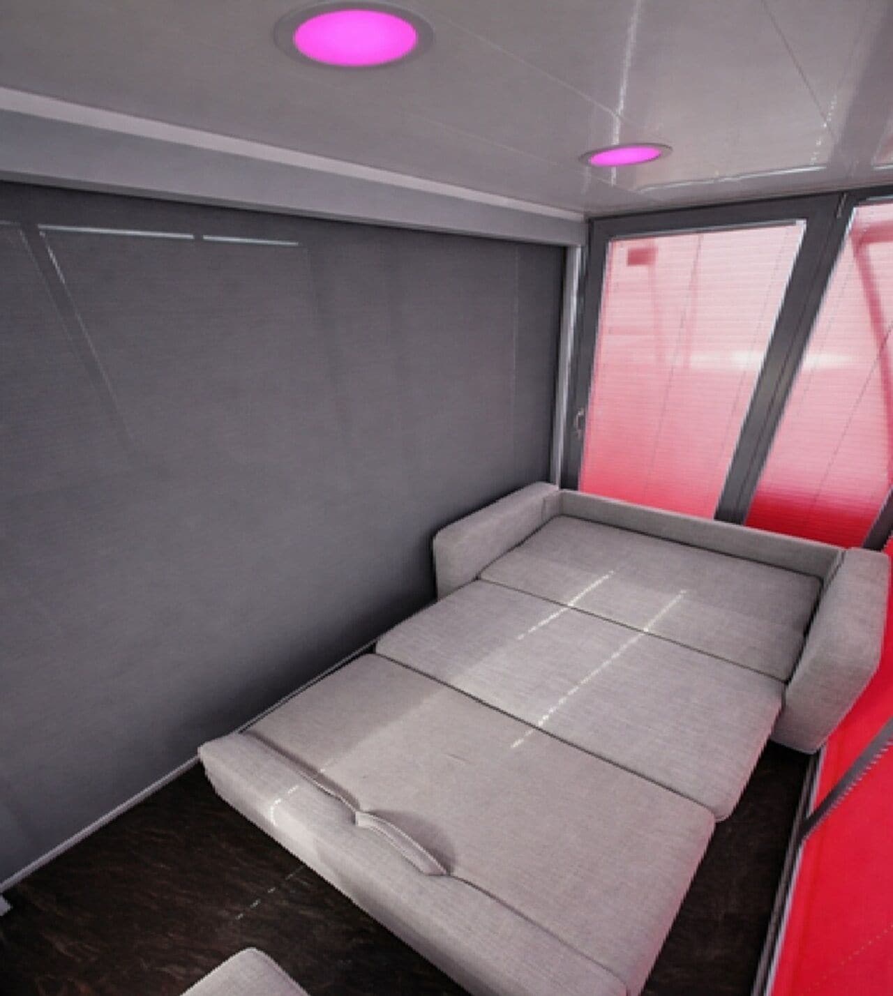 Espacio reducido y cerrado con un asiento y una puerta.