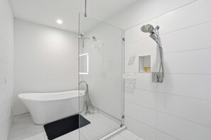Douche, bidet, serviettes fournies