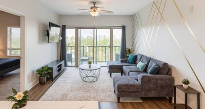 Across from UAB|Spacious Retreat 02C